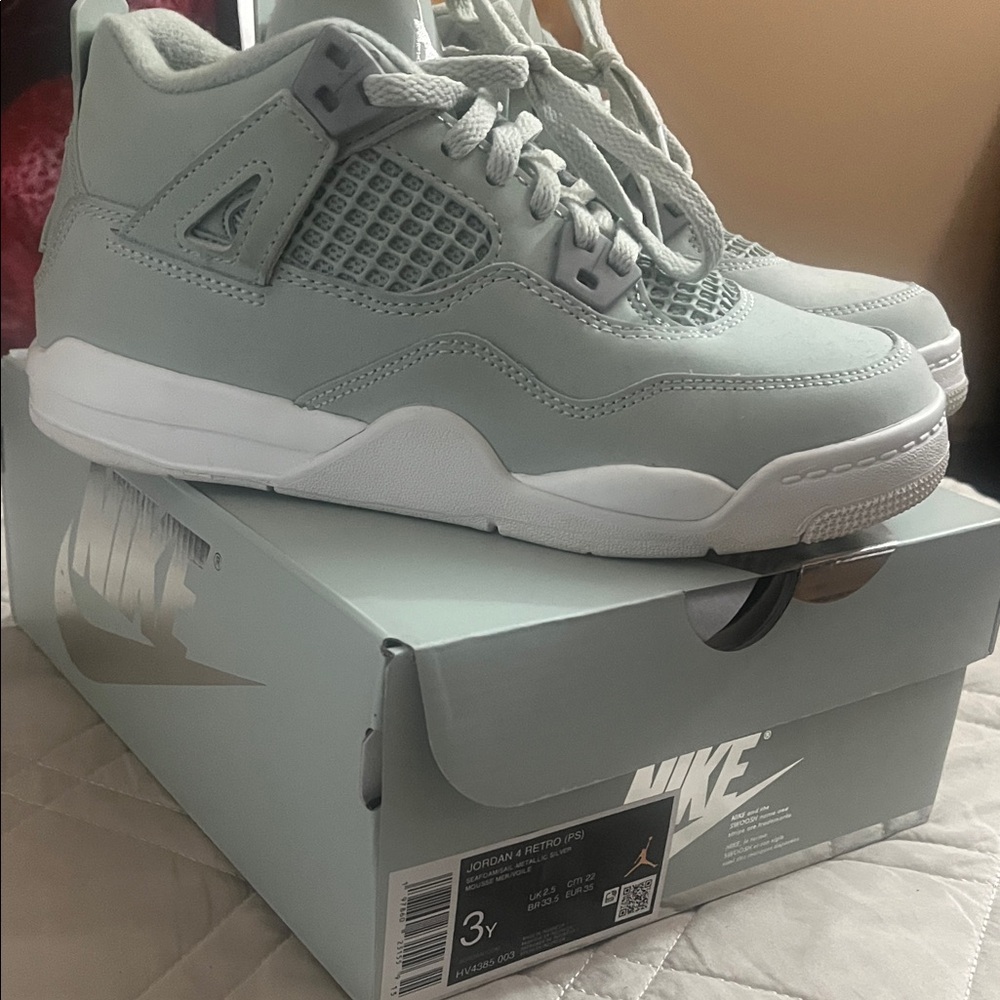 Nike Kids Sneakers in Light Gray and White